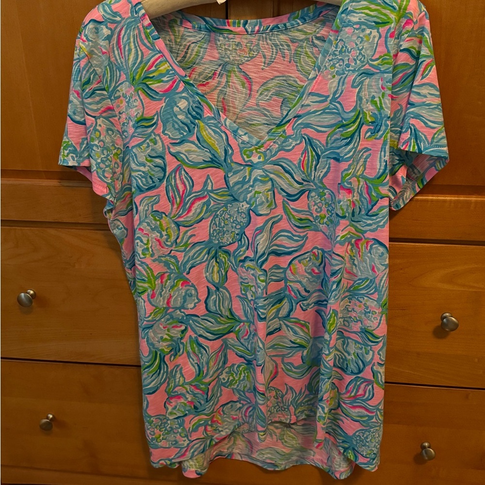 Lilly Pulitzer short sleeve v-neck top, size XL